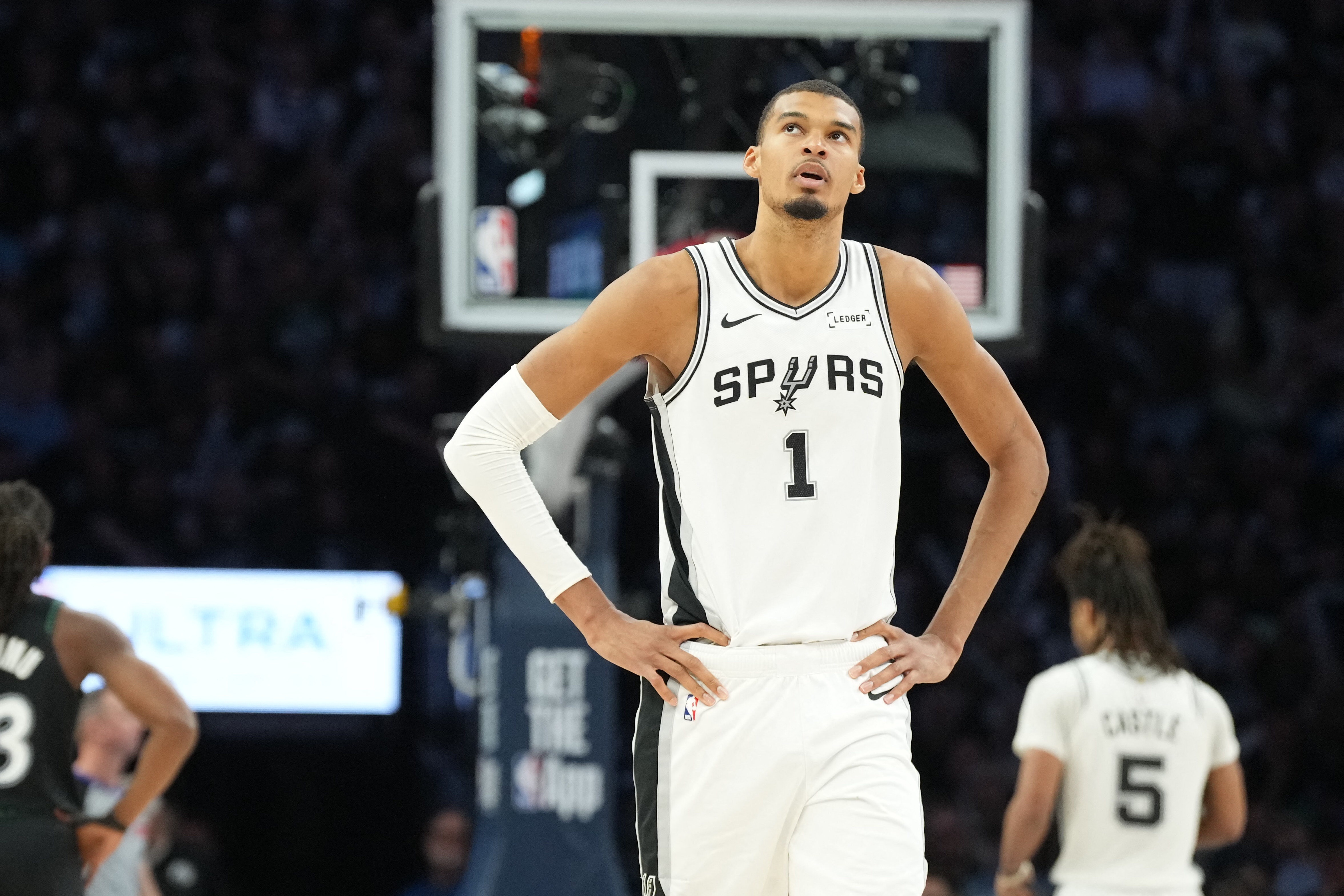 文班15投4中后拒访提前离场,马刺2-3陷绝境