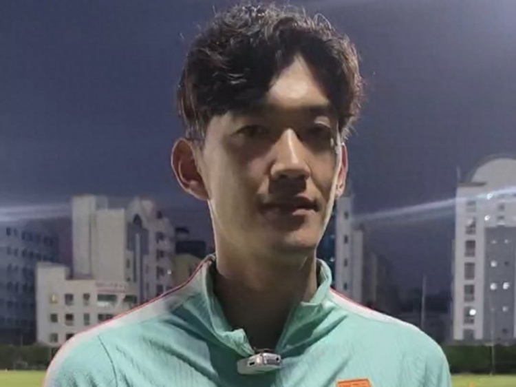 颜骏凌:不念新加坡旧账,为武磊百场骄傲 颜骏凌:不念新加坡旧账,为武磊百场骄傲