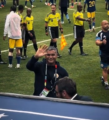 前陕西联合主帅乔瓦尼以库拉索助教身份亮相世界杯 向中国球迷致意 前陕西联合主帅乔瓦尼以库拉索助教身份亮相世界杯 向中国球迷致意