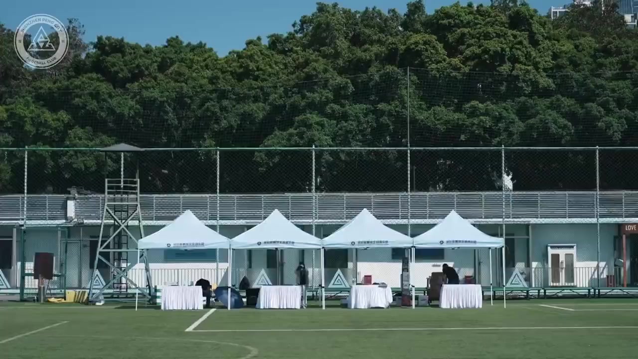 高温预警下的开放日：数百球迷涌训练场 签名合影互动超预期