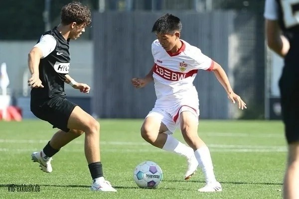 青岛西海岸官宣签下国青中场谢初筠 斯图加特U19出品